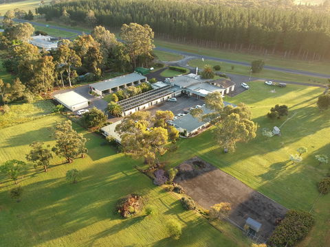 William Macintosh Motor Lodge - Phillip Island Accommodation 0