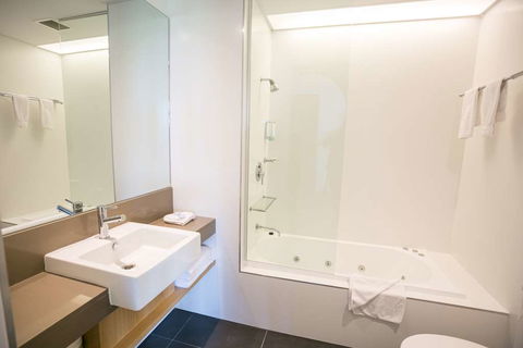 Alpha Hotel Eastern Creek - Phillip Island Accommodation 4