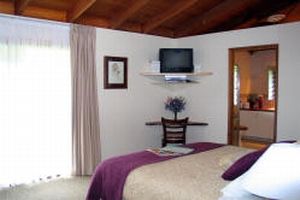Hillcrest Mountain View Retreat - Phillip Island Accommodation 4