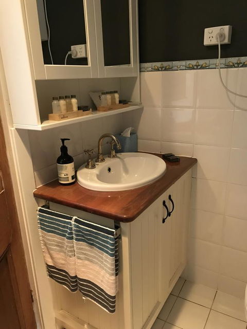 Kit Kat Cottage - Heritage Accommodation Burra - Phillip Island Accommodation 28