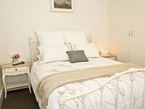 Queen's Cottage Barossa Valley - Phillip Island Accommodation 5