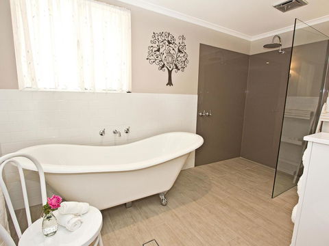 Queen's Cottage Barossa Valley - Phillip Island Accommodation 1