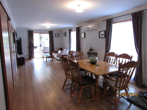 Lazy Days Cottage - Victor Harbor - Phillip Island Accommodation 4