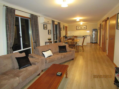 Lazy Days Cottage - Victor Harbor - Phillip Island Accommodation 17