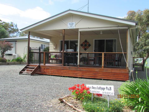 Lazy Days Cottage - Victor Harbor - Phillip Island Accommodation 0