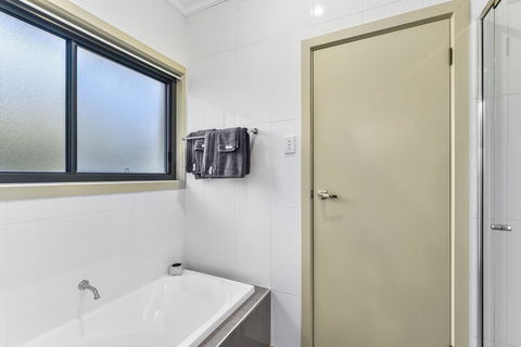 Accommodation On Lansell 2 - Phillip Island Accommodation 11