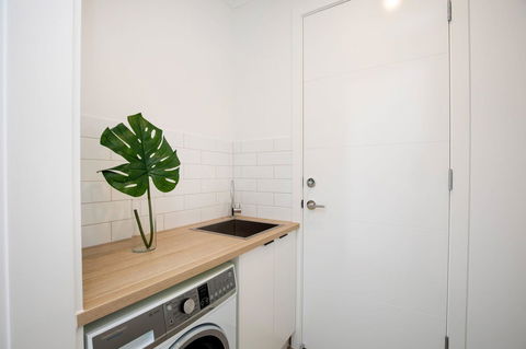 Brand New Affordable Luxury 3 Bedroom 3 Bathrooms House Close To Adelaide City, Chinatown, Beach, Adelaide Airport - Phillip Island Accommodation 6