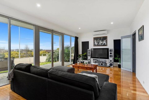 BENGALEE EXECUTIVE TOWNHOUSE- MODERN & STYLISH - Phillip Island Accommodation 6