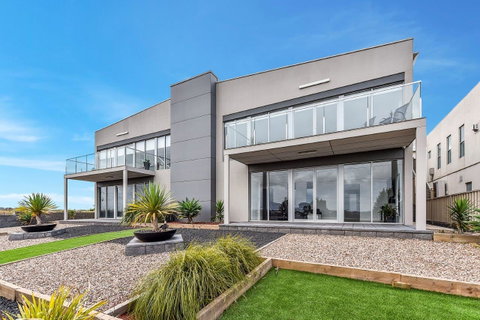 BENGALEE EXECUTIVE TOWNHOUSE- MODERN & STYLISH - Phillip Island Accommodation 1