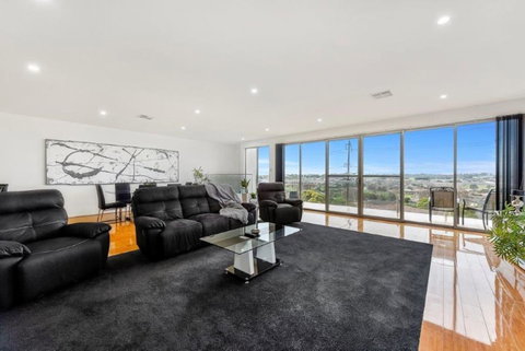 BENGALEE EXECUTIVE TOWNHOUSE- MODERN & STYLISH - Phillip Island Accommodation 0