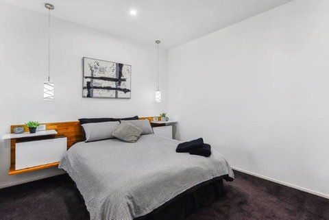 BENGALEE EXECUTIVE TOWNHOUSE- MODERN & STYLISH - Phillip Island Accommodation 9
