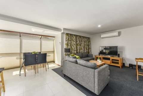 City Four Apartment - Phillip Island Accommodation 2