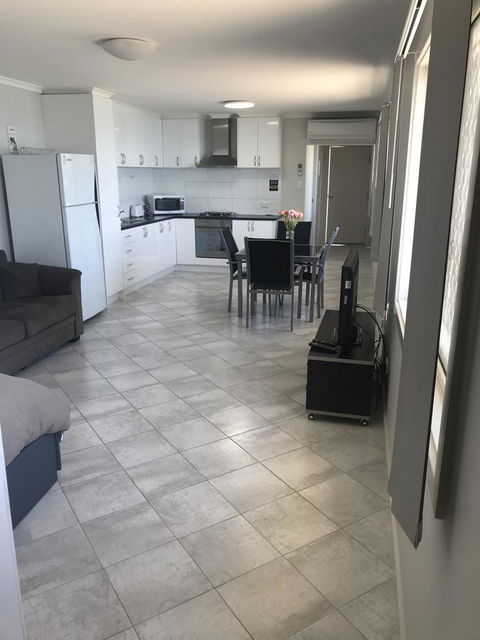 Beachside & Jetty View Apartment 6 - Captain\'s Apt - Phillip Island Accommodation 4