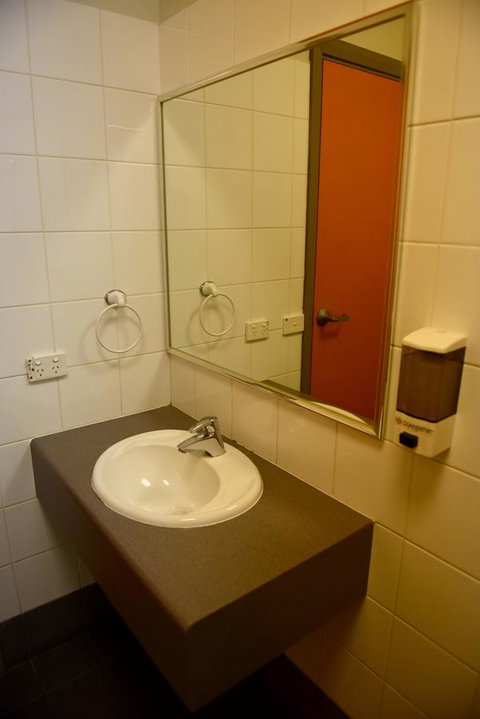 The Emperors Crown Hostel - Phillip Island Accommodation 36