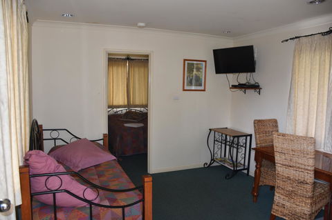 Mount Barker Valley Views Motel & Chalets, Western Australia - Phillip Island Accommodation 36