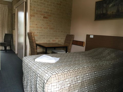 Mount Barker Valley Views Motel & Chalets, Western Australia - Phillip Island Accommodation 8