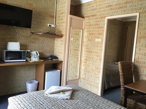 Mount Barker Valley Views Motel & Chalets, Western Australia - Phillip Island Accommodation 7
