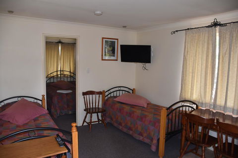 Mount Barker Valley Views Motel & Chalets, Western Australia - Phillip Island Accommodation 39