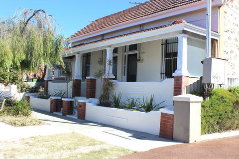 Captain\'s Heritage Cottage - Central Fremantle 2 Bedroom Historic Cottage - Phillip Island Accommodation 0