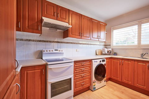 Bright And Spacious Family Home With Leafy Deck - Phillip Island Accommodation 17