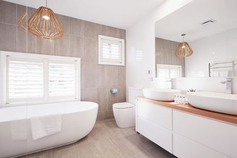 Bright And Spacious Family Home With Leafy Deck - Phillip Island Accommodation 8