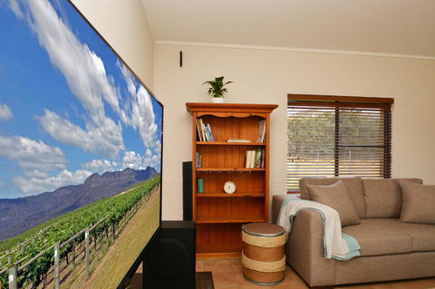 JE Guesthouse, Central To All The Hunter Valley Has To Offer - Phillip Island Accommodation 5