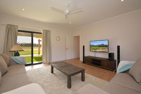 JE Guesthouse, Central To All The Hunter Valley Has To Offer - Phillip Island Accommodation 4