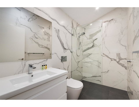 Walk To The City From This Renovated Heritage Gem - Phillip Island Accommodation 6