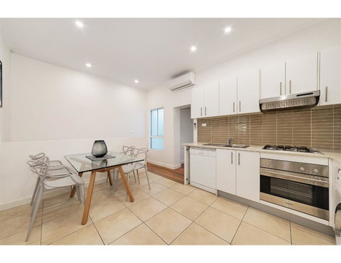 Walk To The City From This Renovated Heritage Gem - Phillip Island Accommodation 1