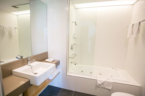Alpha Hotel Eastern Creek - Phillip Island Accommodation 13
