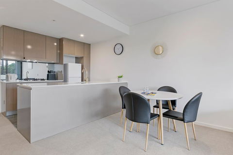 Stylish And Neat Two Bed Apartment In Wentworth Point - Phillip Island Accommodation 3