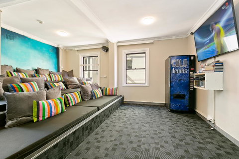 Mad Monkey Downtown - Phillip Island Accommodation 8