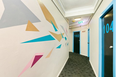 Mad Monkey Downtown - Phillip Island Accommodation 5