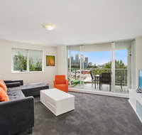 Bridge and Sails - Views of the Bridge and Opera House from this Executive 2BR Apartment in Darlinghurst - Phillip Island Accommodation