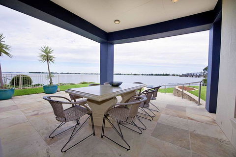 Brookwater- Waterfront On Lake Mulwala - Phillip Island Accommodation 2