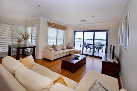 Brookwater- Waterfront On Lake Mulwala - Phillip Island Accommodation 1