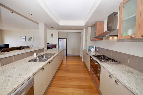 Brookwater- Waterfront On Lake Mulwala - Phillip Island Accommodation 3