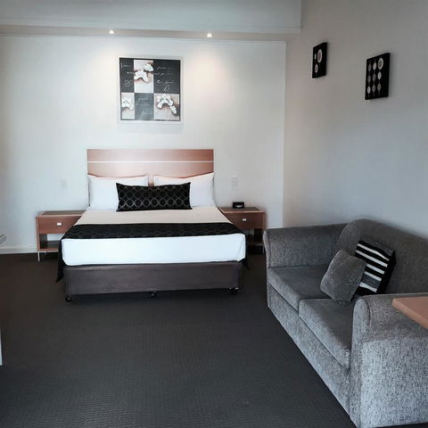 Burkes Hotel Motel - Phillip Island Accommodation 3