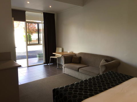 Burkes Hotel Motel - Phillip Island Accommodation 2