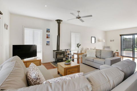 Charchie's By The Sea Pet Friendly Family Home, Close To Beach - Phillip Island Accommodation 3