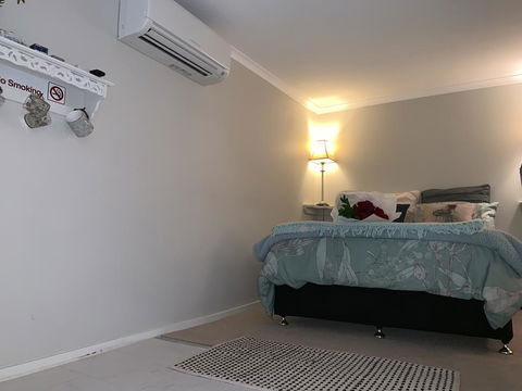 Churchill's B&B Twin Spa Getaway - Phillip Island Accommodation 0