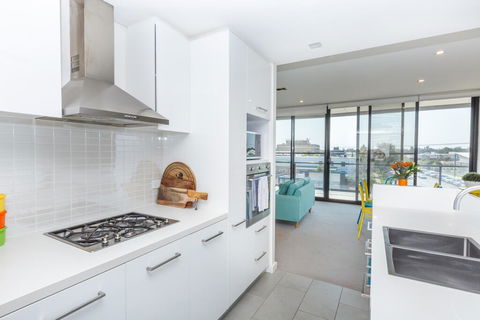 Colour & Swank At The Mill In The Heart Of CBD! - Phillip Island Accommodation 1