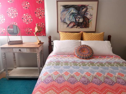 Colourful Creative Artist House Glen Waverley - Phillip Island Accommodation 2