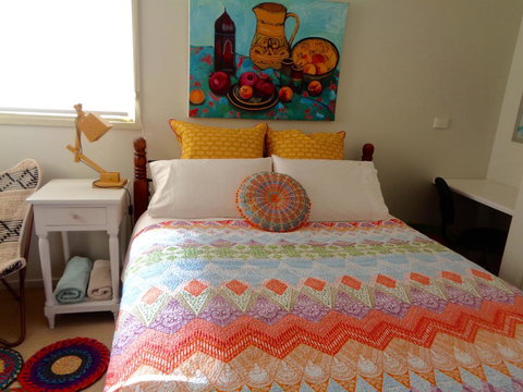 Colourful Creative Artist House Glen Waverley - Phillip Island Accommodation 0