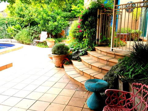 Colourful Creative Artist House Glen Waverley - Phillip Island Accommodation 1