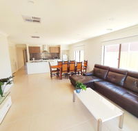 Comfortable 5BR House 6mins to Werribee Station.Great Ocean Road tourist stopover - Phillip Island Accommodation