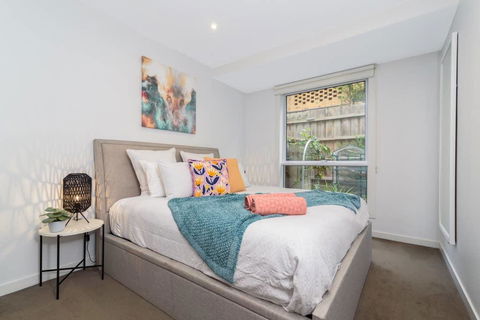 Convenience And Luxury In Carnegie - Phillip Island Accommodation 3