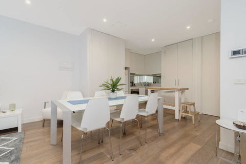 Convenience And Luxury In Carnegie - Phillip Island Accommodation 1