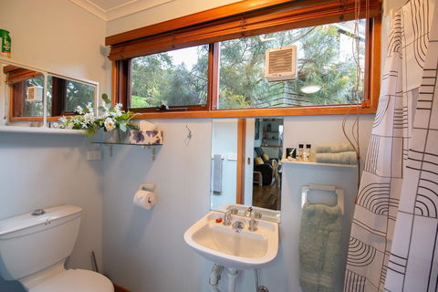 Coota Views Unit - Phillip Island Accommodation 3