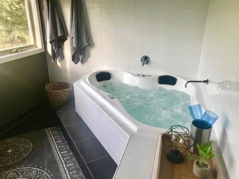Couples Private Spa Retreat - Phillip Island Accommodation 2